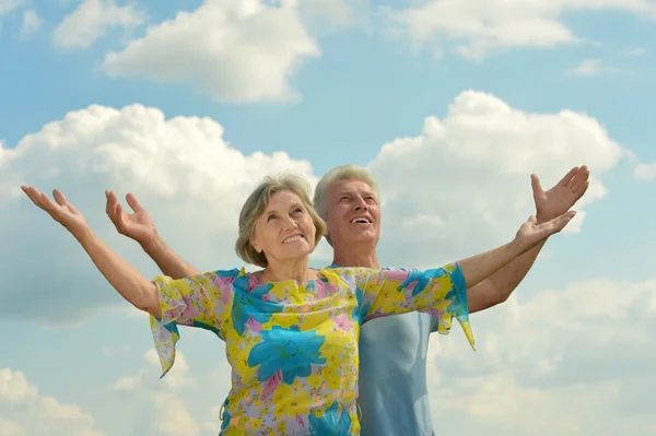 快乐的老年夫妻的天空背景上 — 图库照片