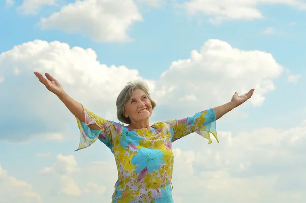 Retrato de una hermosa mujer madura en el fondo del cielo — Foto de Stock