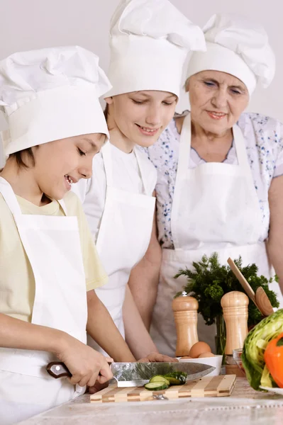 Abuelos felices y sus nietos cocinan juntos — Foto de Stock