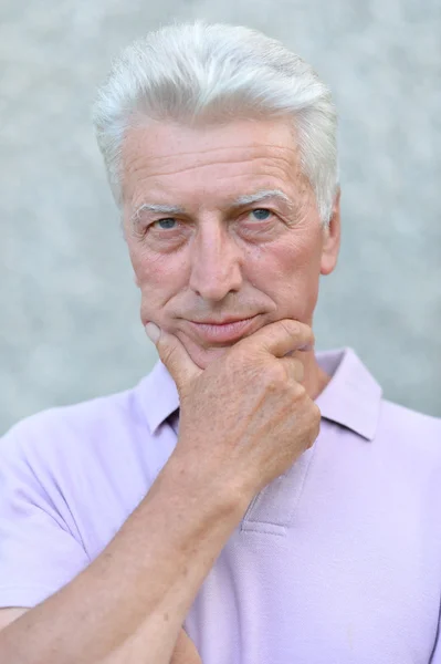 Portret van de bejaarde man geïsoleerd — Stockfoto