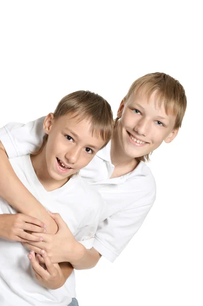 Twee broers geïsoleerd op wit — Stockfoto