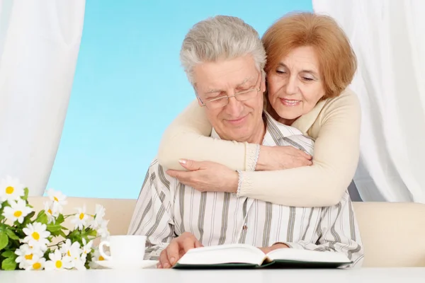 Trevligt äldre par tillsammans i rummet — Stockfoto