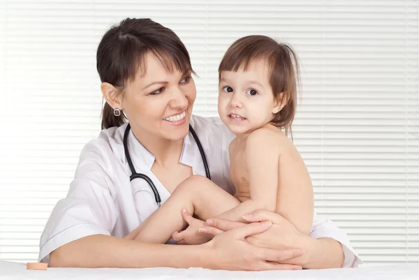 Medico pediatra con bambina nel suo ufficio — Foto Stock