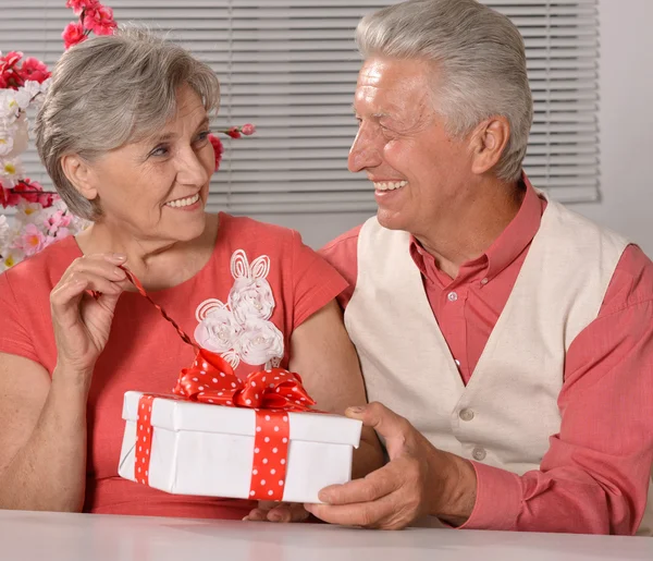 Portrait of a happy older couple spending time together — Stock Photo, Image