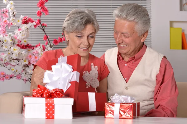 Πορτρέτο του ένα ευτυχισμένο ζευγάρι ηλικιωμένων ξοδεψουν το χρόνο μαζί — Φωτογραφία Αρχείου