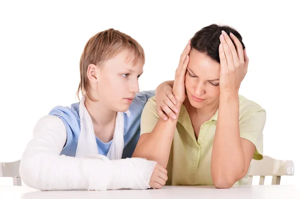 Portrait of mother and son with a broken arm — Stock Photo, Image
