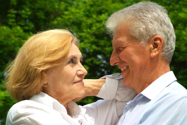 Goed paar genieten van de Unie met de natuur — Stockfoto