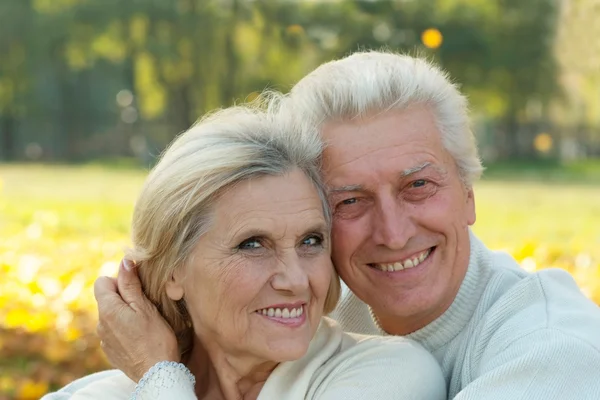 Couple plus âgé dans le parc d'automne — Photo