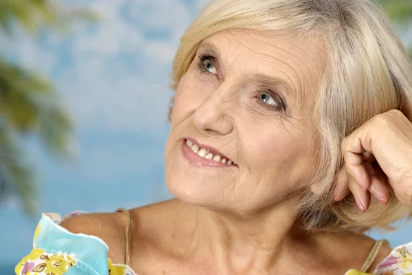 Mooie bejaarde vrouw die lacht — Stockfoto