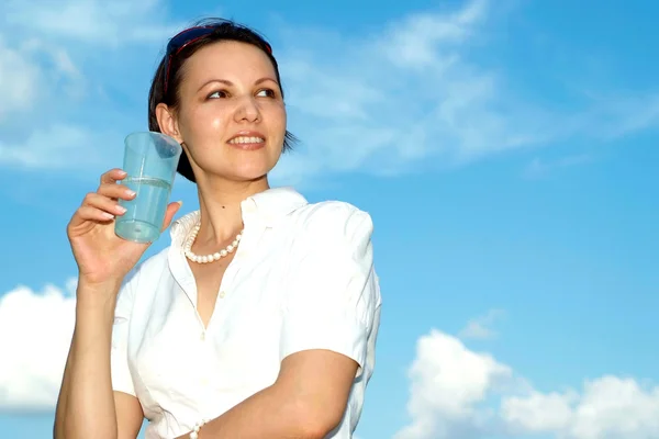 Nachdenkliche Frauen haben Ruhe in der Natur — Stockfoto