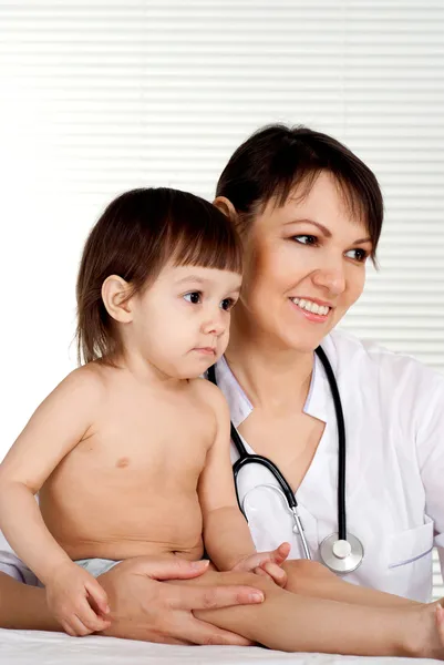 Tops médico com paciente pequeno — Fotografia de Stock