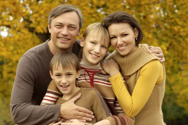 Glückliche Familie spielt im Herbstpark — Stockfoto