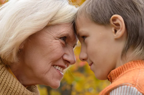 Felice nonna con il suo ragazzo — Foto Stock