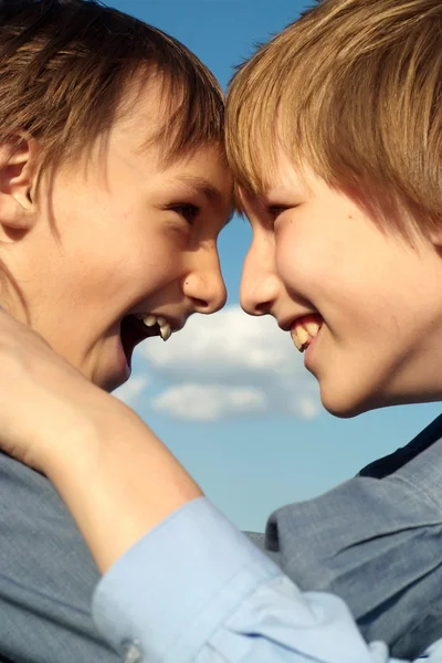 Des humains souriants sont allés se promener — Photo