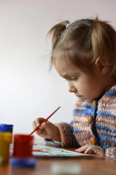 Портрет симпатичного ребенка рисует — стоковое фото