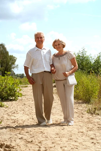 Šťastný starší pár šel na procházku — Stock fotografie