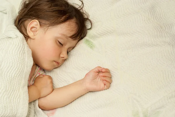 Agradable chica se encuentra en la cama — Foto de Stock