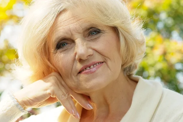 Alte Frau im Herbstpark — Stockfoto