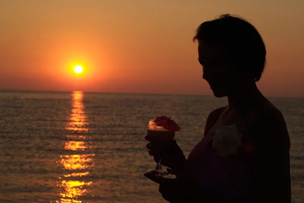 Mulher bonita na praia — Fotografia de Stock