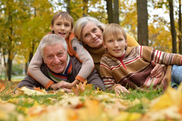 Sevimli aile yalan — Stok fotoğraf