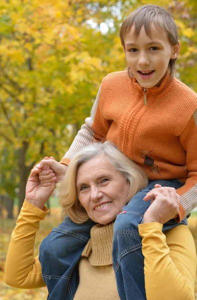 Grootmoeder met haar kind rusten — Stockfoto