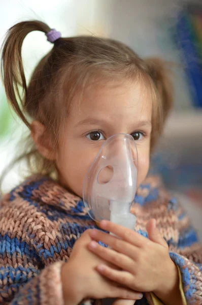 Agradable bebé hace la inhalación —  Fotos de Stock