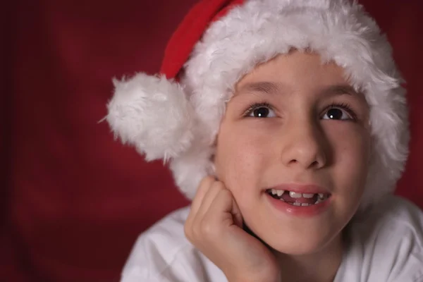 Kleiner Junge mit Weihnachtsmütze — Stockfoto