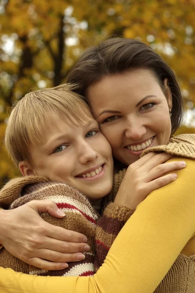 Moeder en zoon mooi — Stockfoto