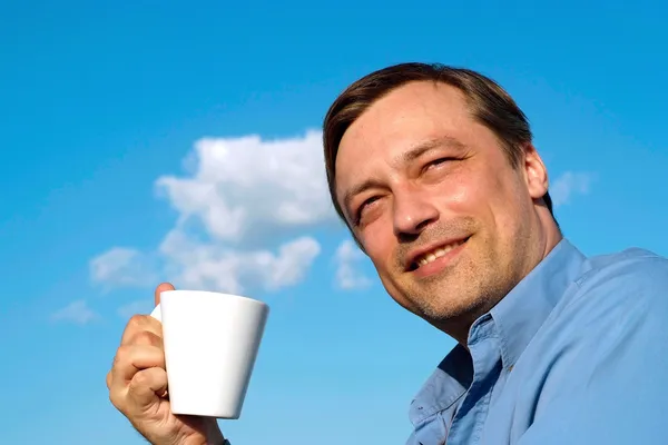 Hombre feliz bajo un cielo azul —  Fotos de Stock