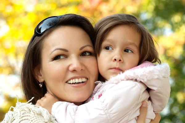 Glückliche Mutter und ein kleines Mädchen — Stockfoto