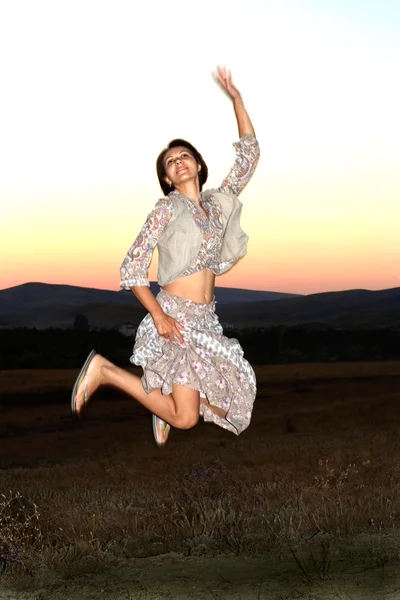 Mujer de miel en la naturaleza —  Fotos de Stock