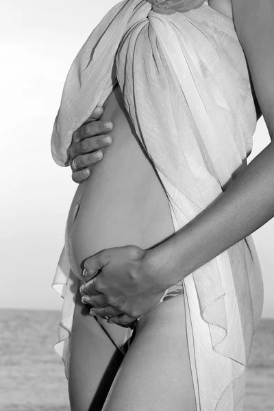 リラックスできるかなり妊娠中の女性 — ストック写真