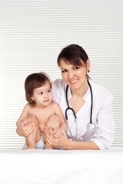 Charmanter Arzt mit kleinem Patienten — Stockfoto