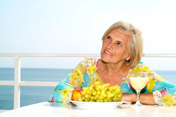 Sympothetic adult woman — Stock Photo, Image