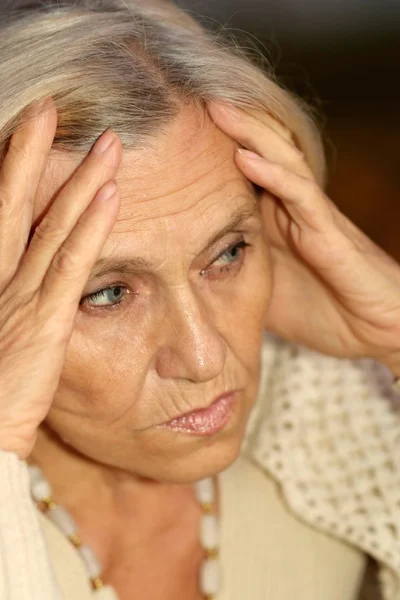 Retrato de mulher idosa grave — Fotografia de Stock