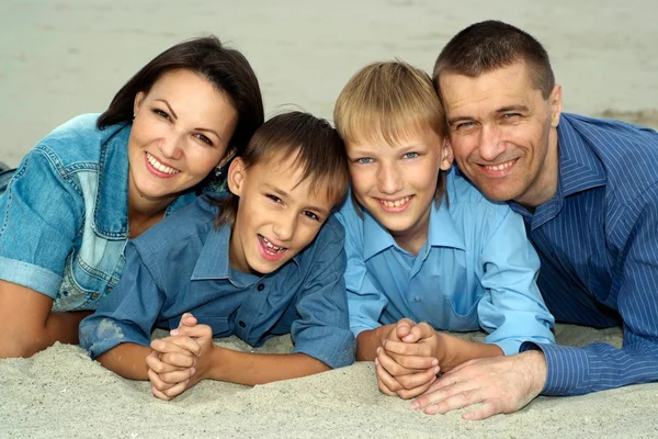 Simpatici genitori e figli — Foto Stock