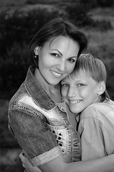 彼女の息子との幸せな母 — ストック写真