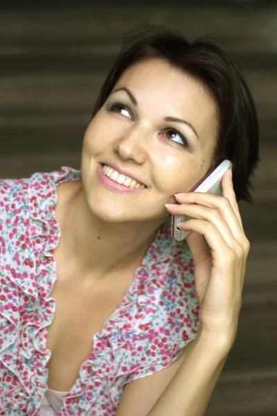 Красивая женщина разговаривает по телефону — стоковое фото