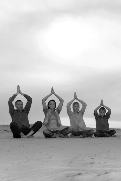 Família quatro pessoas meditando — Fotografia de Stock