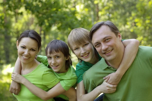 Bir yaz parkta oturan aile — Stok fotoğraf