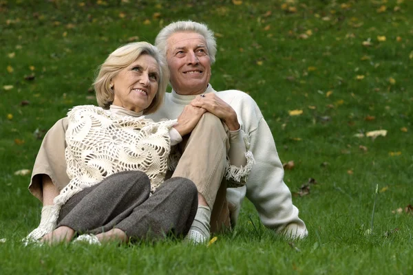 Agradable pareja de ancianos sentado —  Fotos de Stock