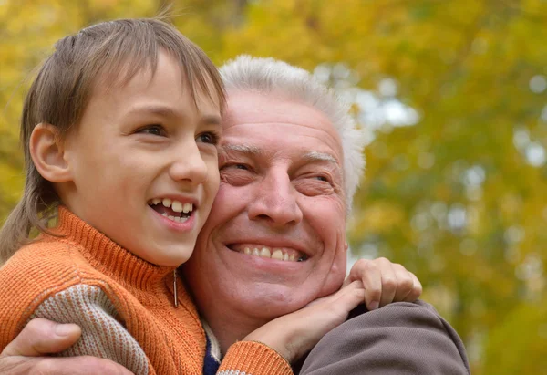 Mooie oude man met kind — Stockfoto