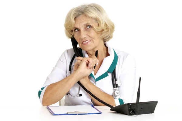 Nette alte Krankenschwester mit Telefon — Stockfoto