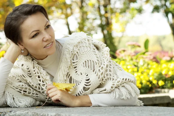 Schöne Frau auf einem herbstlichen Hintergrund — Stockfoto