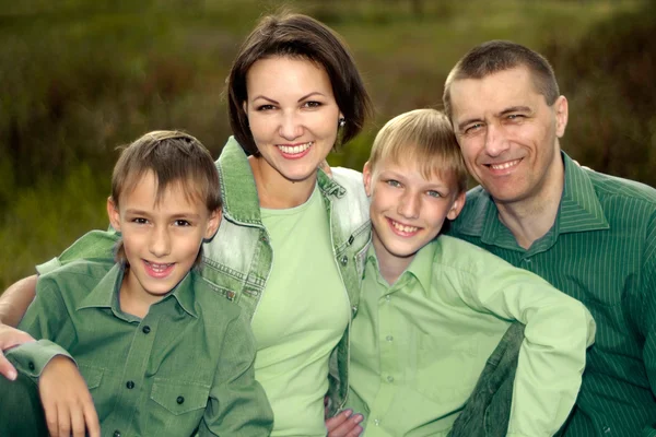 Retrato de uma família feliz — Fotografia de Stock