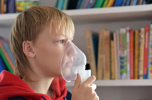 Chico hace inhalación — Foto de Stock