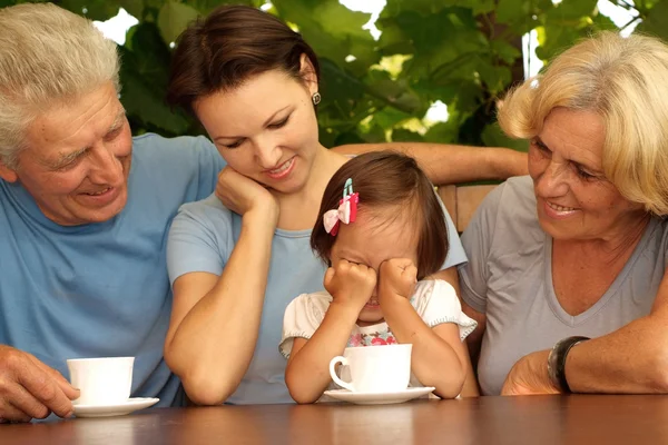 Famiglia carina seduta sulla veranda — Foto Stock