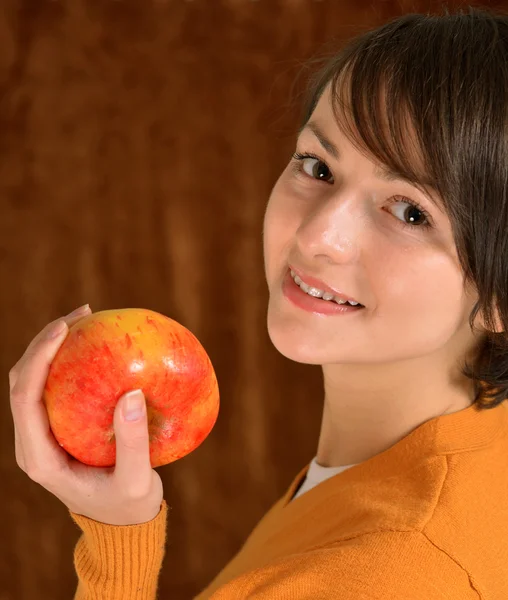 Hermosa chica con una manzana —  Fotos de Stock