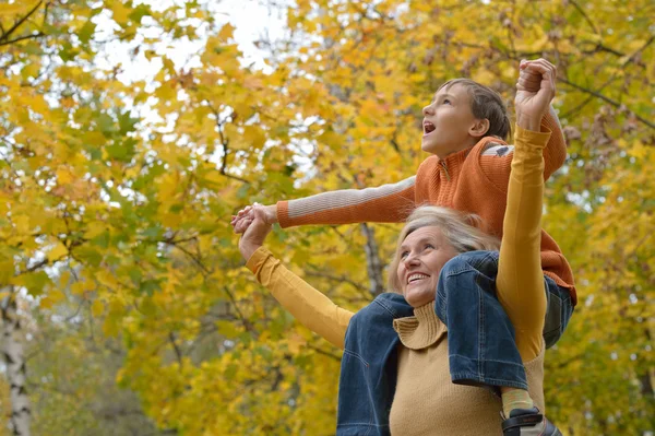 Mormor med kid vilar — Stockfoto