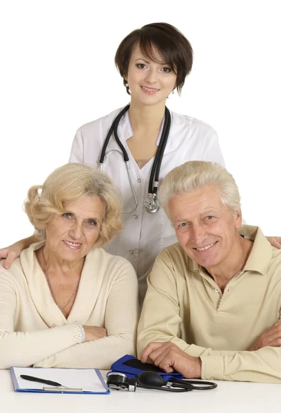 Casal velho e jovem médico — Fotografia de Stock